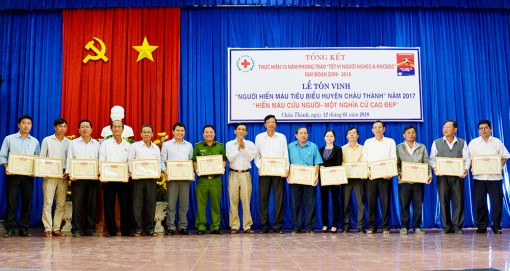 Châu Thành: Tôn vinh những người hiến máu tiêu biểu năm 2017