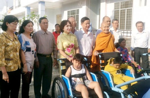Tặng 323 xe lăn cho người khuyết tật