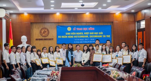 Trao học bổng sinh viên hoàn cảnh khó khăn, đạt thành tích cao trong học tập