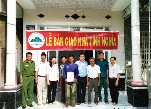 Nghĩa tình với gia đình chính sách
