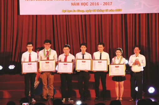 Sôi nổi với phong trào “Sinh viên 5 tốt”