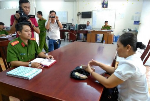 Trao trả 60 triệu đồng cho khách bỏ quên tại ngân hàng