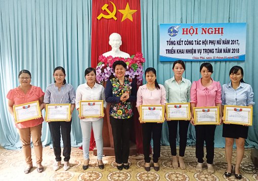 Phụ nữ Châu Phú tham gia xây dựng nông thôn mới