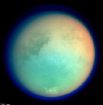 Ngắm "hoàng hôn sương mù" trên mặt trăng Sao Thổ