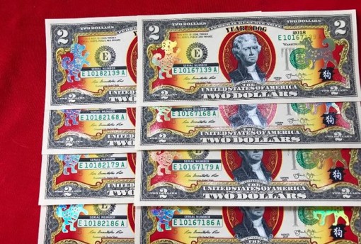 Săn lùng đón Tết với hoa đỗ quyên ngủ đông, đồng 2 USD in chó mạ vàng