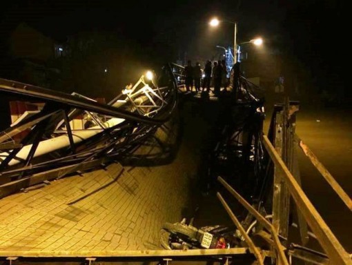 Sập cầu Long Kiển, xe ben và nhiều xe máy rớt xuống sông