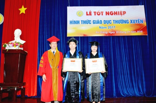 284 sinh viên hệ giáo dục thường xuyên được trao bằng tốt nghiệp
