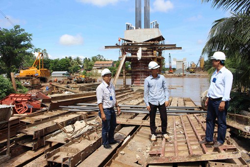 Cầu Tân An lắp phiến dầm đầu tiên