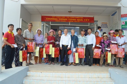 Mang Tết đến với hộ nghèo