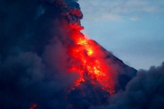 Núi lửa Mayon phun trào, hơn 61.000 người phải sơ tán