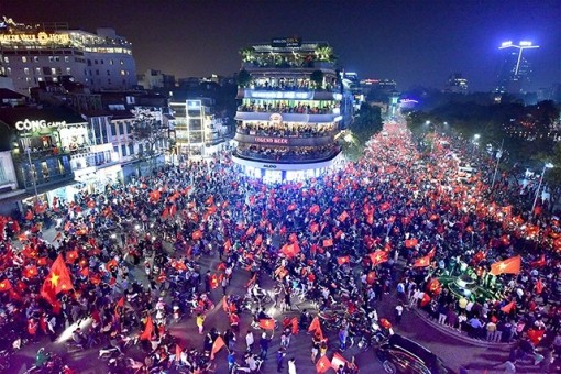 Thế nước mạnh, vận nước lên!