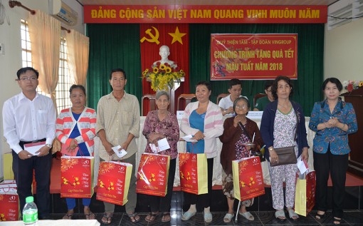 Mang Tết sớm đến người nghèo
