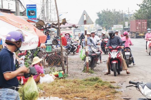 Bức xúc vì chợ tự phát