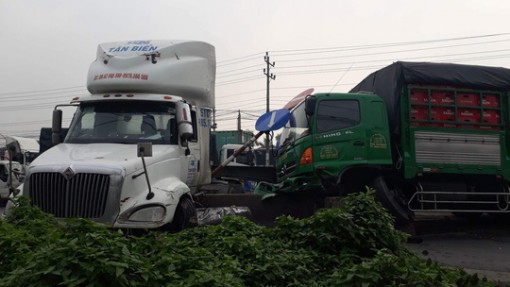 Tai nạn liên hoàn trên Quốc lộ 1, kẹt xe kéo dài