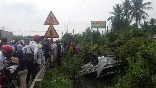Ôtô lao xuống mương, 4 người đập cửa kêu cứu