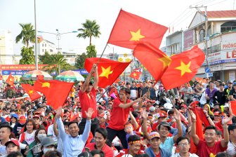 Long Xuyên ngập tràn cờ đỏ sao vàng cổ vũ U.23 Việt Nam