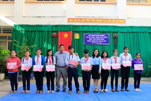 Trao 50 suất học bổng “Trao yêu thương – Nâng bước đến trường”