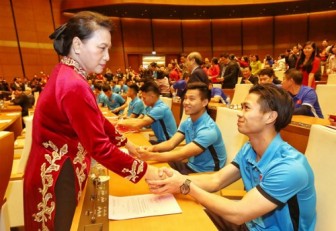 Chủ tịch Quốc hội đón tiếp tuyển thủ U23 tại hội trường Diên Hồng