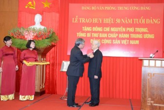 Trao Huy hiệu 50 năm tuổi Đảng tặng Tổng Bí thư Nguyễn Phú Trọng