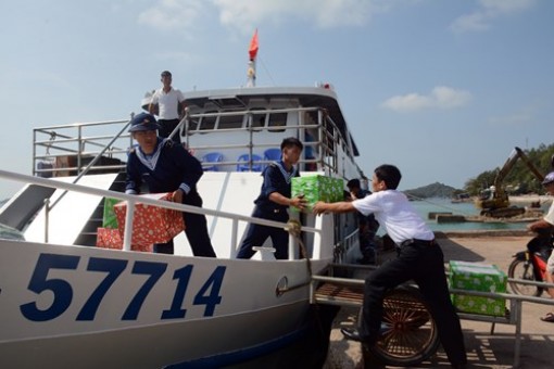 Thăm, chúc Tết quân, dân đảo Hòn Chuối