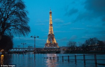 Paris chìm trong biển nước, 1.500 người sơ tán