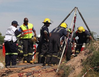 Nam Phi giải cứu an toàn hơn 950 thợ bị mắc kẹt trong mỏ vàng
