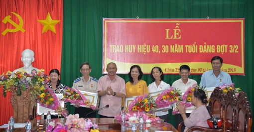 Huyện ủy Châu Thành trao Huy hiệu 40, 30 năm tuổi Đảng
