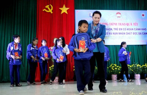 Chủ tịch Quốc hội thăm, chúc Tết gia đình chính sách tại Bến Tre
