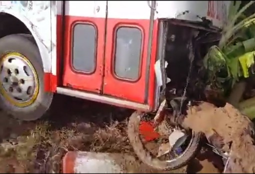 Xe buýt nổ bánh cuốn 3 xe máy vào gầm, một người tử vong
