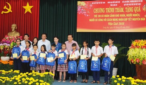 Chủ tịch Quốc hội thăm, tặng quà tại Long An