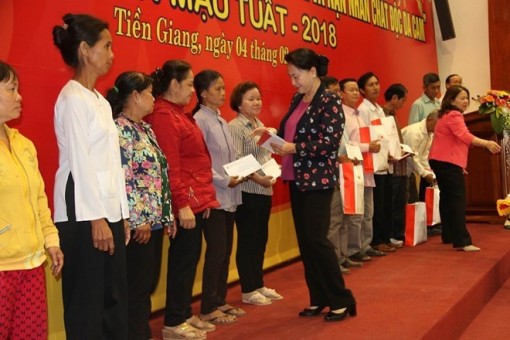 Chủ tịch Quốc hội thăm, tặng quà và chúc Tết tại tỉnh Tiền Giang