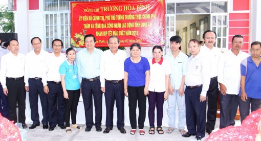 Phó Thủ tướng Thường trực Chính phủ - Trương Hòa Bình tặng quà công nhân