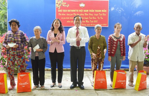 Chủ tịch Ủy ban Trung ương MTTQ Việt Nam tặng quà Bộ đội Biên phòng và hộ nghèo 2 huyện Tịnh Biên và Tri Tôn