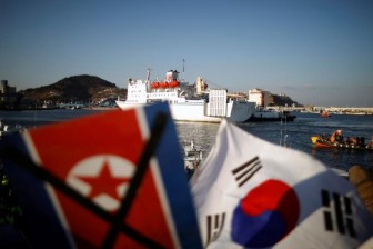 Tàu chở đoàn nghệ thuật Triều Tiên cập cảng Hàn Quốc