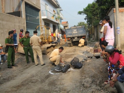 Xe tải lùi bất cẩn, cán chết nữ sinh đi xe đạp điện