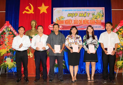 TP. Long Xuyên họp mặt doanh nghiệp, báo chí mừng Xuân 2018