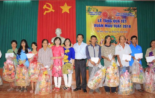Trao 110 phần quà Tết cho hộ nghèo, hộ gặp khó khăn ở phường Mỹ Quý