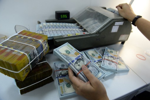 Cung dồi dào, USD tự do ngang giá USD ngân hàng