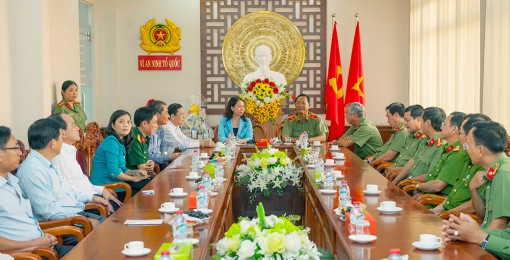 Lãnh đạo tỉnh thăm, chúc Tết gia đình chính sách, các đơn vị Quân khu,  lực lượng vũ trang