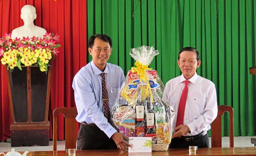 Trưởng Ban Tuyên giáo Tỉnh ủy Lê Hồng Khâm thăm, chúc Tết Đảng ủy xã Bình Long