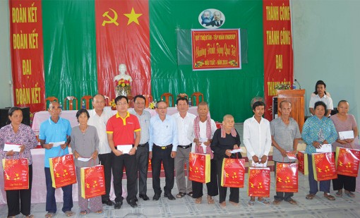 Để mọi người nghèo đều vui Tết