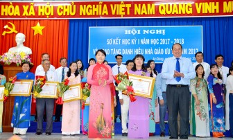 Trao danh hiệu “Nhà giáo ưu tú” cho 34 thầy, cô giáo