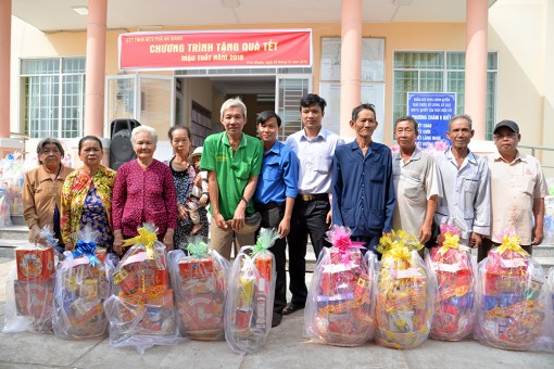 100 phần quà Tết đến với người nghèo xã Vĩnh Nhuận