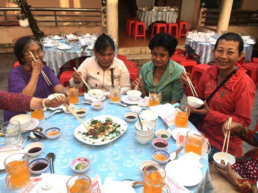 Buổi họp mặt khác thường