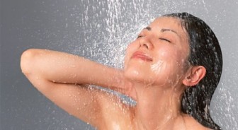 Thói quen nguy hại cần tránh khi tắm bằng vòi hoa sen