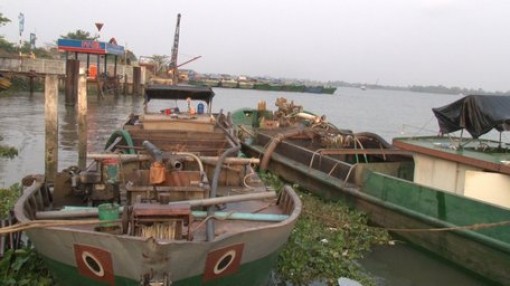 Bắt quả tang 2 xà lan khai thác cát trái phép