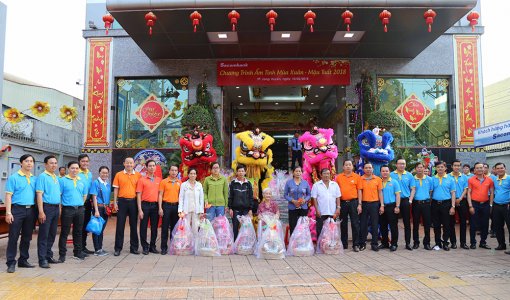 Trao 200 phần quà “Ấm tình mùa Xuân” cho hộ nghèo TP. Long Xuyên