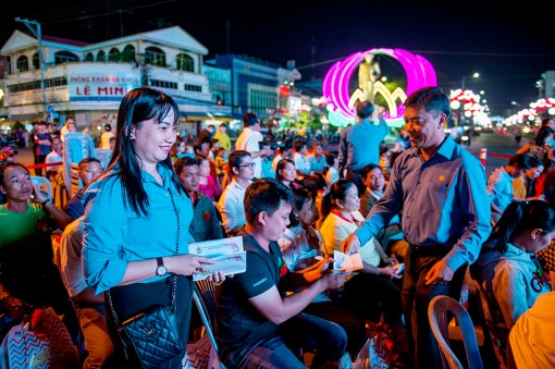 Họp mặt, tặng quà Tết cho công nhân lao động