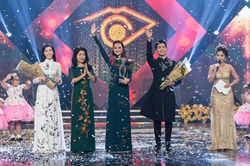 Hoa hậu Kiều Ngân đăng quang Én Vàng 2017 với số điểm tuyệt đối