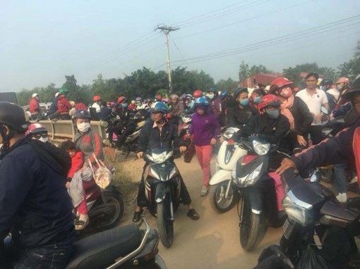 Long An: 'Né' QL1 để tránh kẹt, xe cộ lại bị ùn ứ gần 10 km trên QLN2